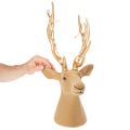 Deko Hirschkopf aus Kunststoff 52 cm mit hellbraunem Kopf und goldenem Geweih für den Innenbereich | Floristik24.ch