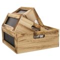 Holzkiste mit Tafel und