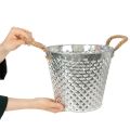 Zinktopf mit Rautenmuster und Seilgriffen aus Metall Ø24,5cm H21cm weiss gewaschen | Floristik24.ch