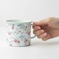 Pflanztasse aus Emaille Weiss Ø9,5cm mit Rosenmuster und Henkel – Dekorative Metallschale für Innen | Floristik24.ch